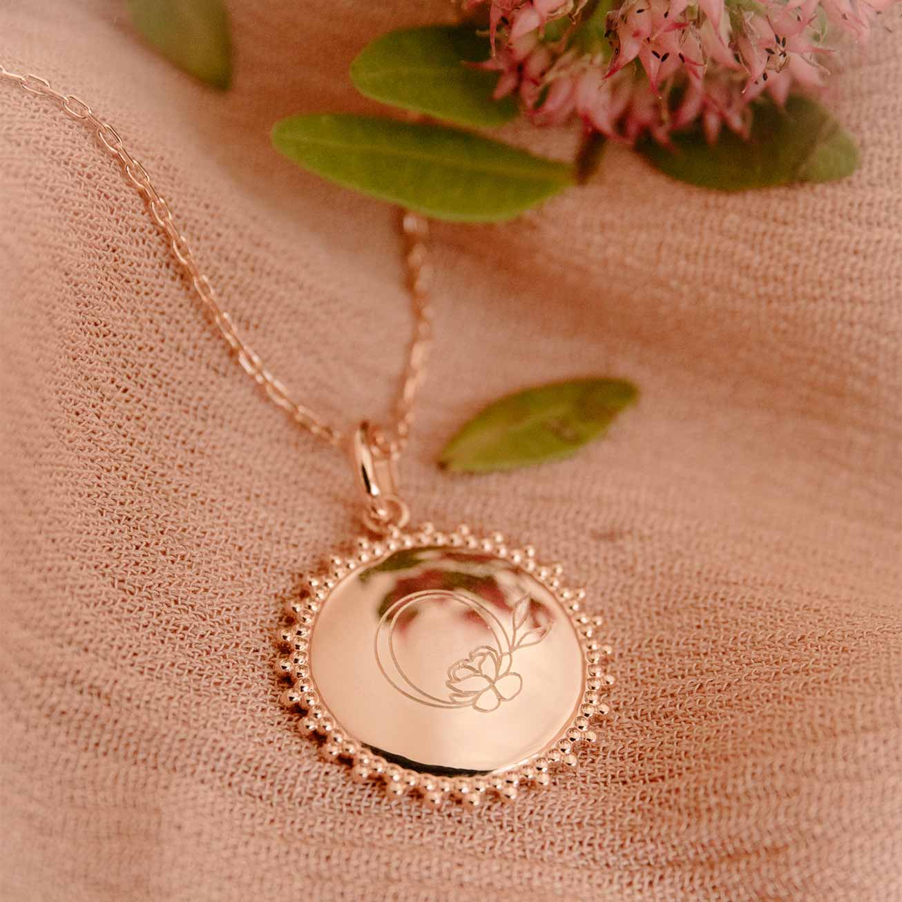 Collana personalizzata sole iniziale floreale plac